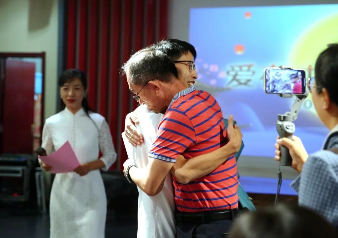 抗疫相擁.jpg